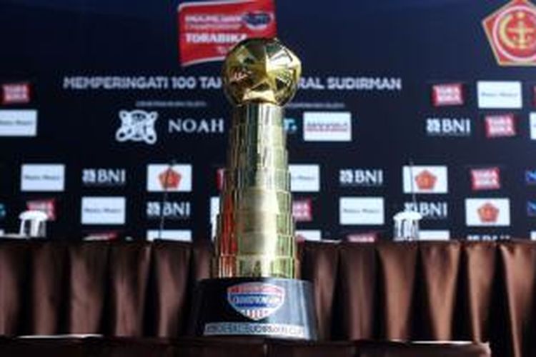 Trofi Piala Jenderal Sudirman yang akan diperebutkan Mitra Kukar dan Semen Padang pada laga final di Stadion Utama Gelora Bung Karno, Minggu (24/1/2016). 