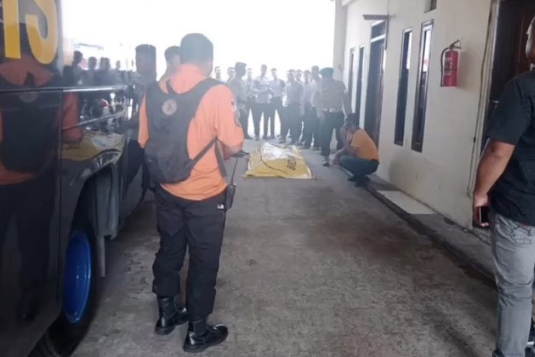 Proses evakuasi jenazah pria tak beridentitas di Selat Madura