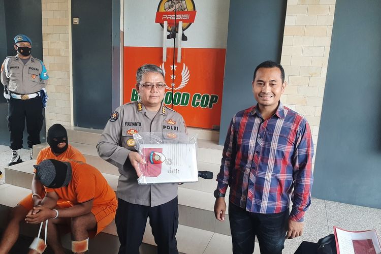 Kabid Humas Polda DIY Kombes Pol Yuliyanto dan Direskrimum Polda DIY Kombes Pol. Nuredy Irwansyah saat menunjukan barang bukti laptop yang dicuri dari rumah salah satu jaksa KPK. Barang bukti berupa laptop ini berhasil diamankan setelah digadaikan oleh dua pelaku di daerah Koja, Jakarta Utara.