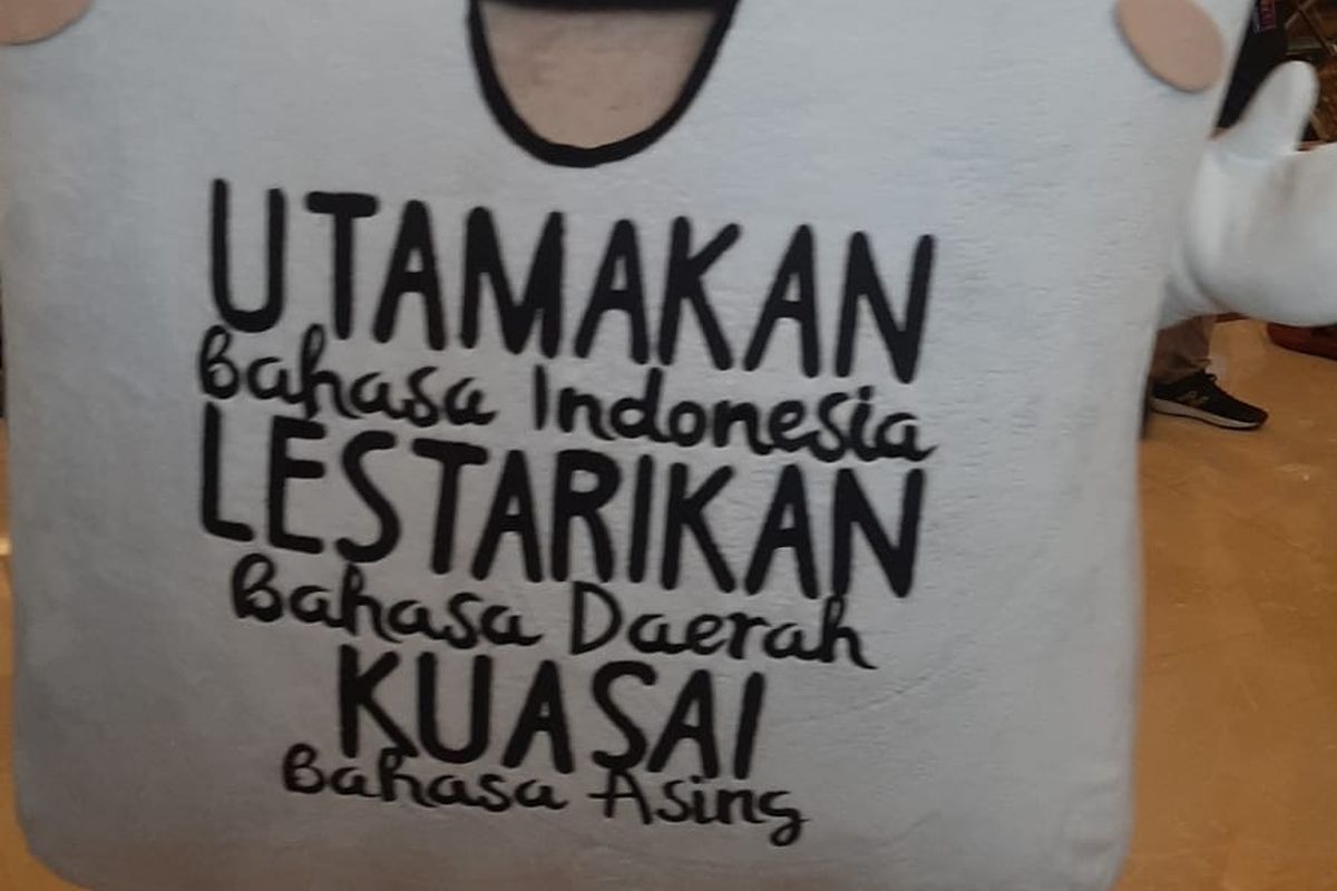 Trigatra Bangun Bahasa yang terdiri dari utamakan bahasa Indonesia, lestarikan bahasa daerah, dan  kuasai bahasa asing.