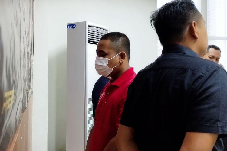 Pelaku penusukan di Tanah Abang berinisial PW (40) di Mapolres Metro Jakarta Pusat, Jumat (24/3/2023). (KOMPAS.com/XENA OLIVIA)