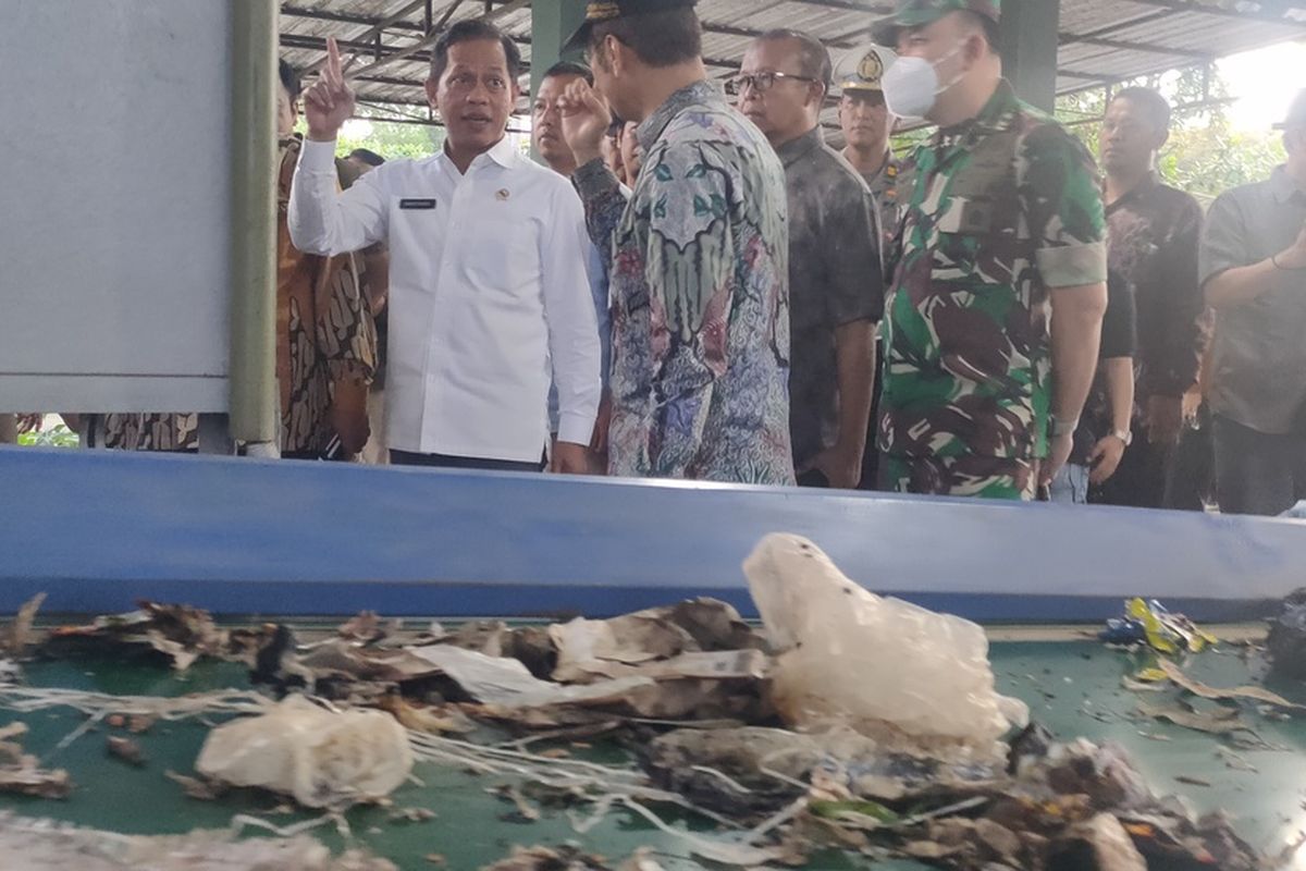 Menteri Lingkungan Hidup RI Hanif Faisol Nurofiq kunjungi tempat pembuangan akhir (TPA) Banyuroto di Kalurahan Banyuroto, kapanewon Nanggulan, kabupaten Kulon Progo, Daerah Istimewa Yogyakarta.