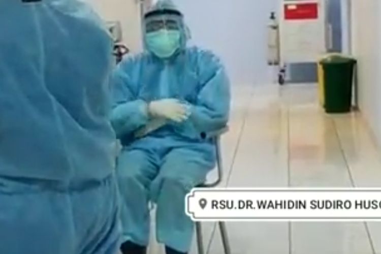 Tangkapan layar video seorang petugas medis di RSUD dr Wahidin Sudiro Husodo, Kota Mojokerto, melakukan shalat saat masih mengenakan APD lengkap untuk penanganan pasien Covid-19.