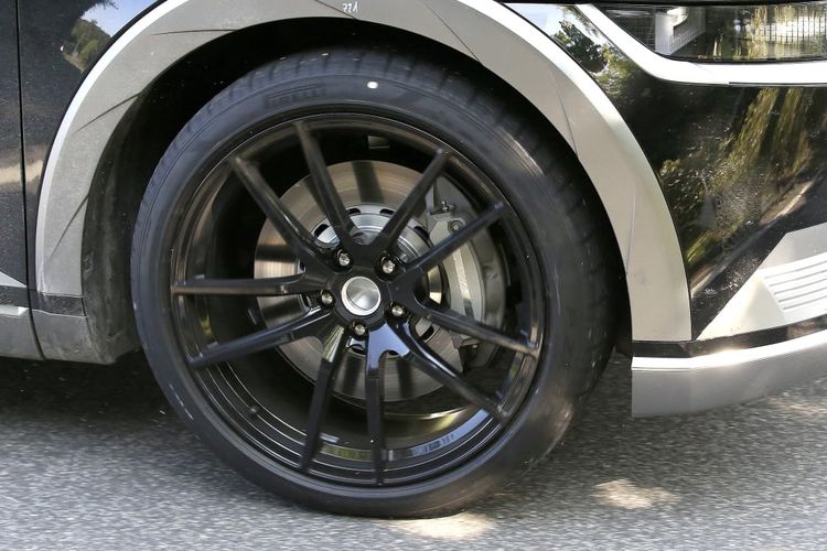 Pelek dan ban yang digunakan oleh mobil listrik yang diyakini sebagai Hyundai Ioniq 5 N