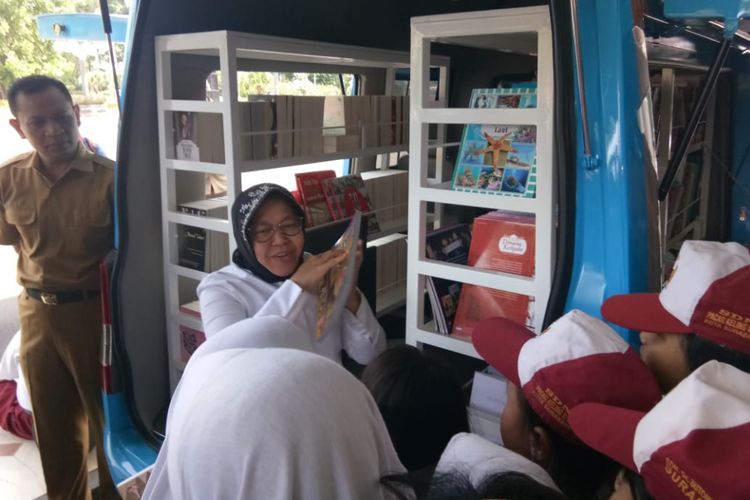 Risma memperkenalkan mobil perpustakaan keliling #AkuBaca kepada murid Sekolah Dasar (SD).