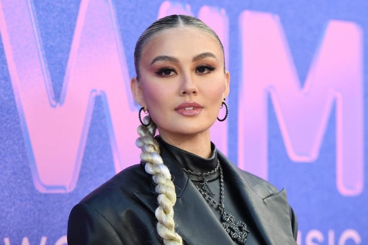 Penyanyi asal Indonesia Agnez Mo menghadiri acara penghargaan Billboard Women in Music 2022 yang digelar di  YouTube Theatre di SoFi Stadium, Inglewood, California, pada 2 Maret 2022. 