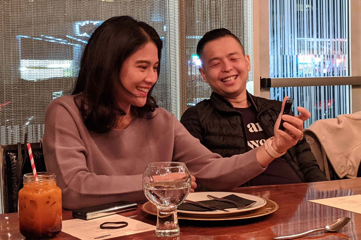 Dian Sastro dan Ernest Prakasa dalam pertemuan dengan media di sela-sela peluncuran Samsung Galaxy S20 dan Z Flip di San Francisco, AS, Selasa (11/2/2020).