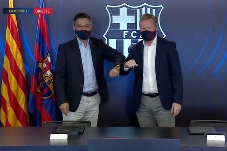 Pelatih baru FC Barcelona, Ronald Koeman, berpose bersama Presiden Josep Maria Bartomeu pada Rabu (19/8/2020).