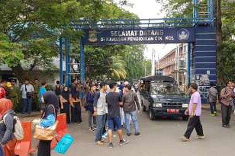 Kawasan Pendidikan Cikokol di Kota Tangerang kembali dibuka oleh polisi pada Kamis (20/10/2016). Tadi pagi, tempat tersebut ditutup dengan garis polisi karena tiga polisi diserang oleh pemuda terduga ISIS.