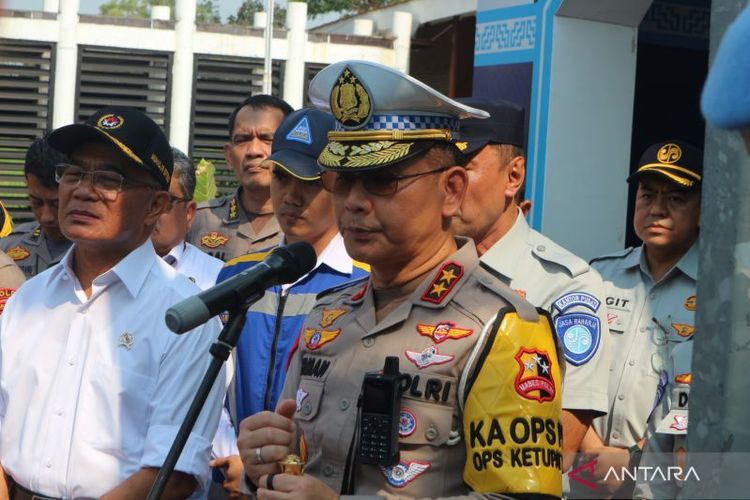 Kepala Korps Lalu Lintas (Kakorlantas) Polri Irjen Pol Firman Shantyabudi berikan keterangan kepada wartawan di Gerbang Tol Kalikangkung, Semarang, Jawa Tengah, Senin (24/4/2023). 