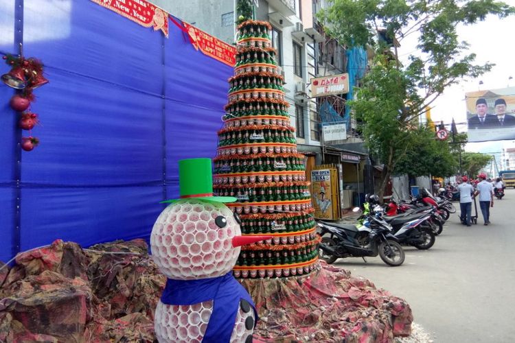 Sebuah pohon natal dari yang dibuat dari ratusan botol bir bekas berdiri di Jalan Ponogoro, Kota Ambon, Kamis (7/12/2017).