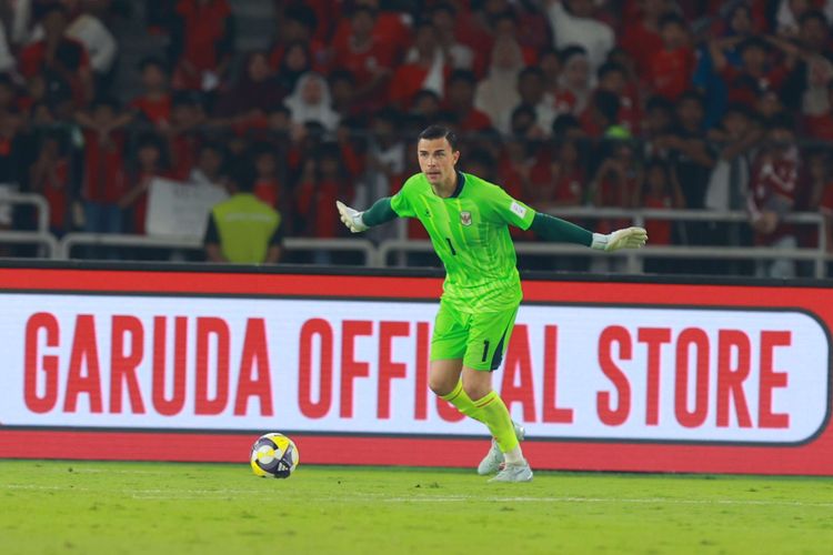Penjaga gawang timnas Indonesia Emil Audero beraksi dalam laga Final FIFA Series 2026 antara Indonesia vs Bulgaria di Stadion Gelora Bung Karno, Jakarta, Senin (30/3/2026). Bulgaria menang 1-0 atas Indonesia.