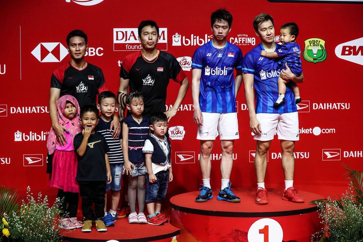 Ganda putra Indonesia, Marcus Gideon dan Kevin Sukamuljo bertanding melawan ganda putra Indonesia, Mohammad Ahsan dan Hendra Setiawan pada pertandingan final Daihatsu Indonesia Masters 2020 di Istora Senayan Jakarta, Minggu (19/1/2020). Gideon - Sukamuljo juara ganda putra setelah menang 21-15 dan 21-16.