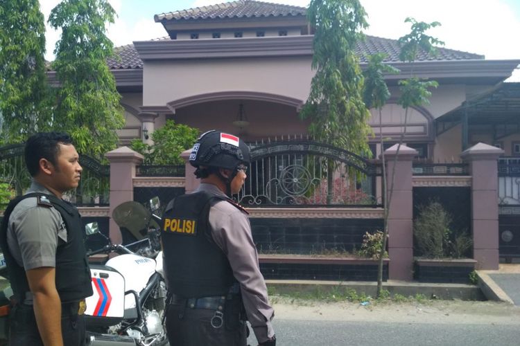 Kapolresta Pekanbaru Kombes Pol Susanto ikut melakukan pengepungan rumah warga yang diduga menjadi sasaran rampok di Jalan Ramawangun, Kecamatan Bukit Raya, Pekanbaru, Riau, Kamis (12/7/2018). Kompas.com/Kontributor Pekanbaru, Idon Tanjung