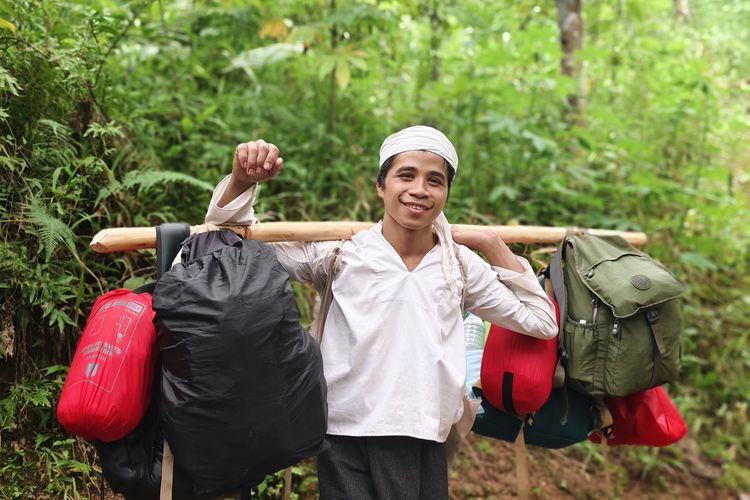 Potret Sapri, jasa porter di perjalanan menuju Baduy Dalam, Sabtu (18/5/2024). 