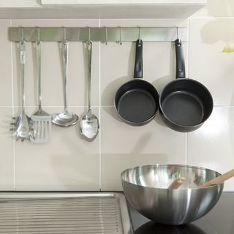 ilustrasi menggantung panci di dapur