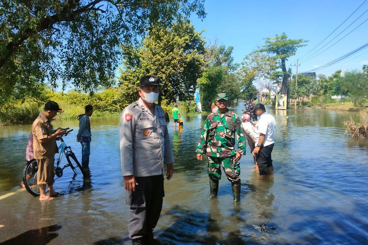 Banjir luapan Kali Lamong yang melanda Jalan Raya Morowudi di Kecamatan Cerme, Gresik, Jawa Timur, Senin (20/2/2023).
