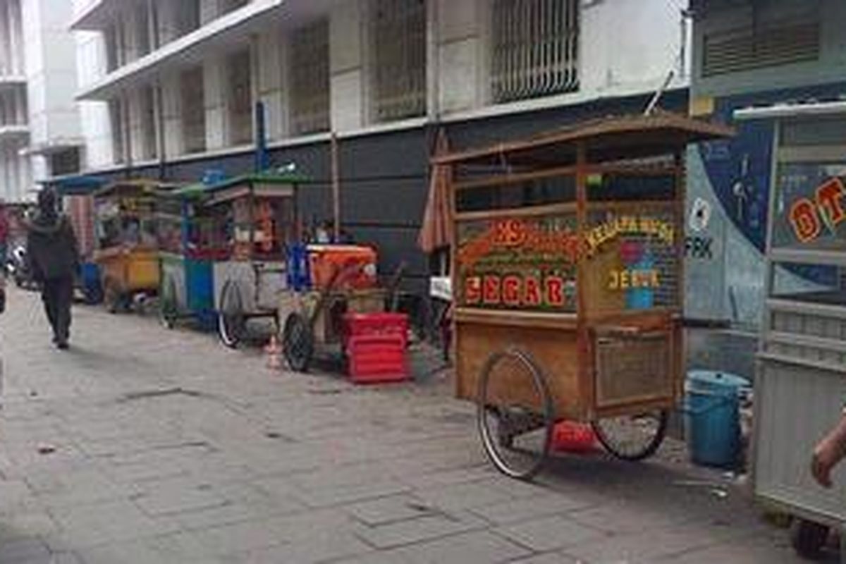 Beberapa pedagang berjualan di sekitar kota tua pada Rabu (5/12/2012). Mereka masih diberikan waktu sampai peringatan ketiga untuk mengosongkan kawasan Kota Tua.
