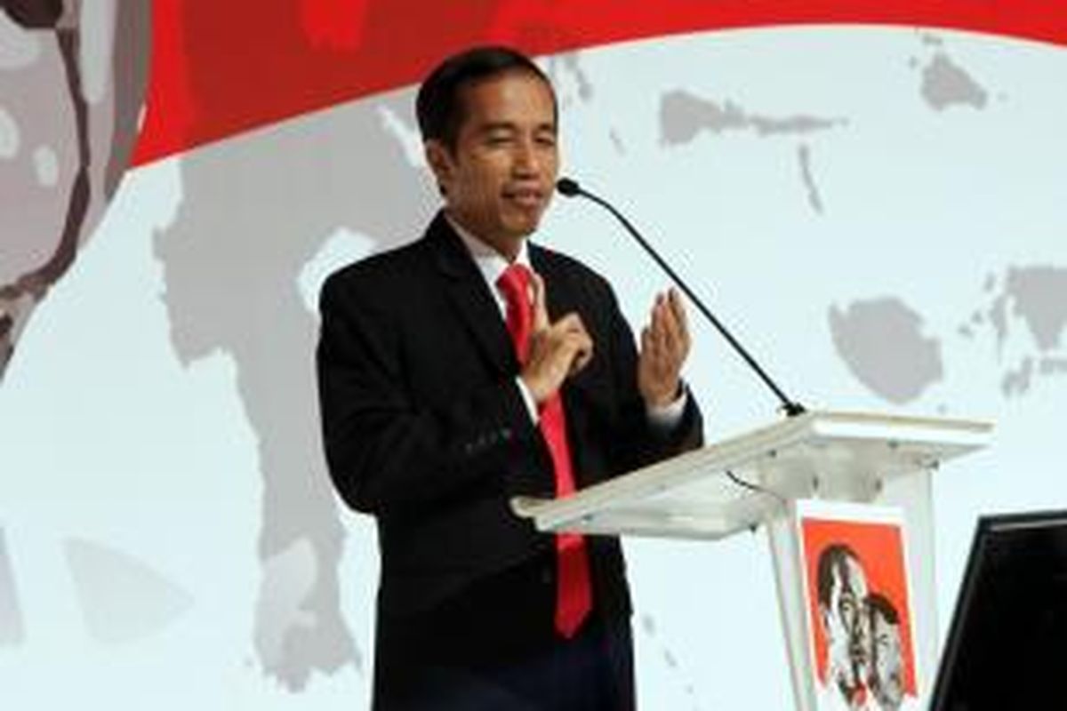 Calon presiden Joko Widodo memaparkan visinya dalam bidang ekonomi pada acara pemaparan platform ekonomi Jokowi-JK, di Jakarta Selatan, Rabu (4/6/2014). Acara yang diadakan oleh kelompok pendukung Joko Widodo-Jusuf Kalla (KPP Jokowi-JK) ini untuk mengetahui dan memahami arah prioritas kebijakan ekonomi pemerintahan pasangan capres dan cawapres Jokowi-JK secara langsung.