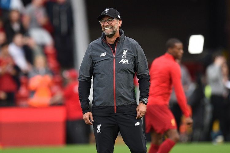Juergen Klopp tampak tertawa jelang pertandingan Liverpool vs Norwich City di Stadion Anfield dalam pekan pertama Liga Inggris 2019-2020, 9 Agustus 2019. 