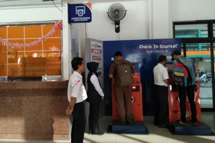 Para penumpang sedang melakukan cetak tiket online di stasiun kertapati Palembang, Sumatera, Senin (17/12/2018).