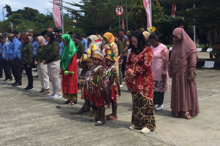 Beberapa anak-anak PAUD di perbatasan mengenakan pakian adat, saat menghadiri upacara peringatan HUT RI ke 78 tahun di PLBN Skouw, Kampung Mosso, Distrik Muara Tami, Kota Jayapura, Papua, Kamis (17/8/2023).