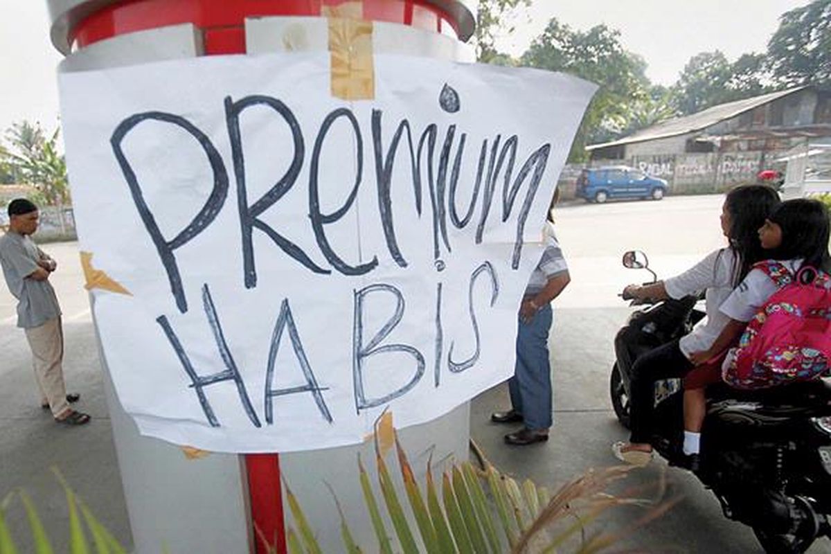 Pemberitahuan premium habis terpampang di Stasiun Pengisian Bahan Bakar untuk Umum (SPBU) 34-12212 di kawasan Pesanggrahan, Jakarta Selatan, Senin (11/7). Petugas SPBU mengakui premium, yang merupakan bahan bakar minyak bersubsidi, itu  habis sejak hari Minggu sore lalu. SPBU tersebut memiliki daya tampung tangki sebanyak 30 ton premium.
