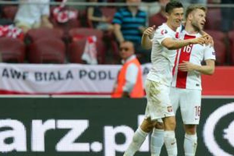 Robert Lewandowski membukukan hat-trick saat Polandia menang 4-0 atas Georgia, Sabtu (13/6/2015). 