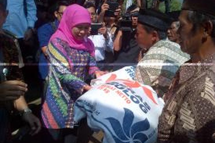 Khofifah saat melakukan seremonial penyaluran beras restra ke 13 kepada perwakilan penerima di halaman rumah Kepala Desa Ngrawan, Kecamatan Getasan, Kabupaten Semarang, Senin (21/9/2015).