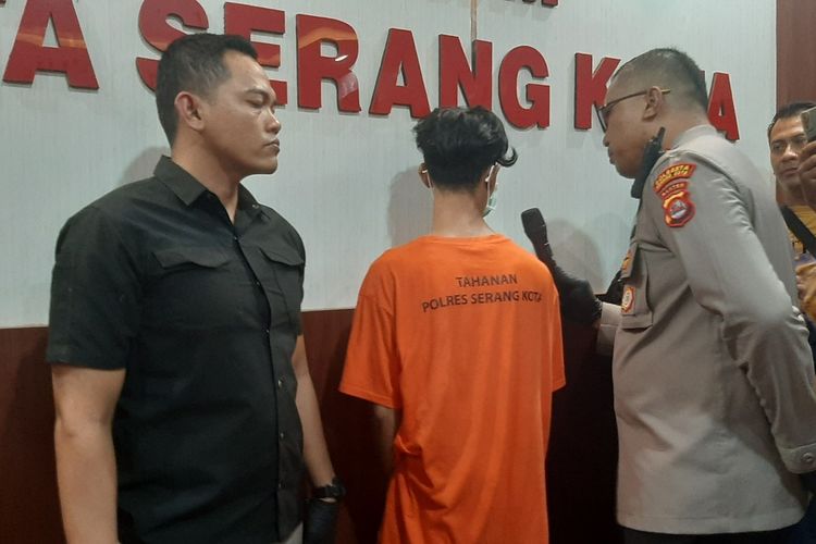 Kapolresta Serang Kota Kombes Pol Sofwan Hermanto saat memperlihatkan pelaku pemerkosaan terhadap gadis berusia 18 tahun asal Serang di Aula Satreskrim Polresta Serang Kota. Rabu (24/5/2023).