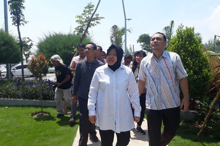 Wali Kota Surabaya, Tri Rismaharini, beserta jajarannya meninjau pembangunan Patung Suro dan Boyo di Jalan Pantai Kenjeran, Kecamatan Bulak, Surabaya, Rabu (20/3/2019).