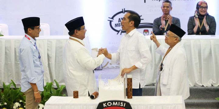 Dua pasangan calon presiden dan wakil presiden Prabowo Subianto - Sandiaga Uno dan Joko Widodo - Maruf Amin saat acara pengundian dan penetapan nomor urut pasangan calon presiden dan wakil presiden pemilu 2019 di Gedung Komisi Pemilhan Umum, Jakarta, Jumat (21/9/2019). Pasangan Joko Widodo - Maruf Amin mendapat nomor urut satu dan pasangan Prabowo Subianto - Sandiaga Uno mendapat nomor urut dua.