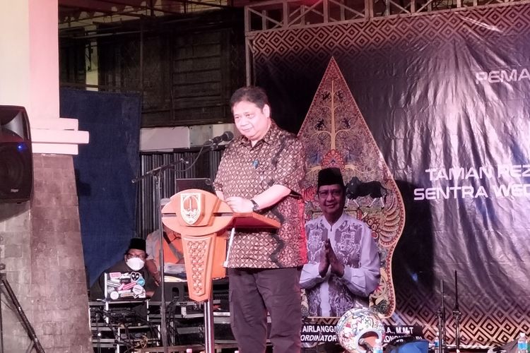 Menteri Koordinator Bidang Perekonomian Airlangga Hartarto meresmikan Pusat Wedangan Solo, Jawa Tengah, Kamis (24/3/2022).