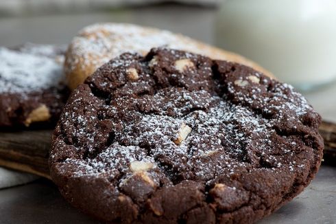 2 Cara Membuat Cookies Cokelat Lumer dan Renyah di Bagian Luar