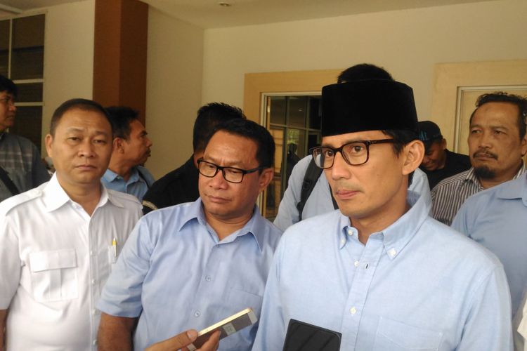 Calon wakil presiden nomor urut 02 Sandiaga Salahuddin Uno mengajak Joko Widodo berlomba mencari ukuran tempe yang ia sampaikan di Kompleks Perumahan Anggota DPR RI, Kalibata, Jakarta Selatan, Rabu (31/10/2018).
