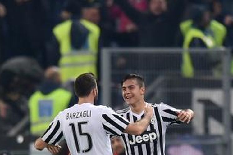 Penyerang Juventus asal Argentina, Paulo Dybala (kanan), melakukan selebrasi bersama bek asal Italia Andrea Barzagli, usai mencetak gol ke gawang Lazio pada laga Serie A di Olimpico, Jumat (4/12/2015).