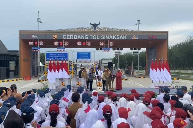 Foto: Presiden Joko Widodo meresmikan Gerbang Tol Sinaksak, Kabupaten Simalungun, Sumatera Utara, Selasa (10/9/2024).