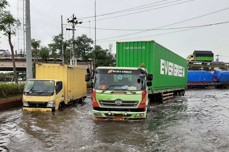 Kendaraan berat menerjang banjir di kawasan Kaligawe Semarang, Senin (8/2/2012)