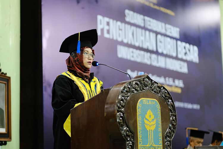 Prof Dr Is Fatimah, SSi, Msi, ilmuwan asal Indonesia yang masuk ke jajaran Top 2% World Ranking Scientists. 