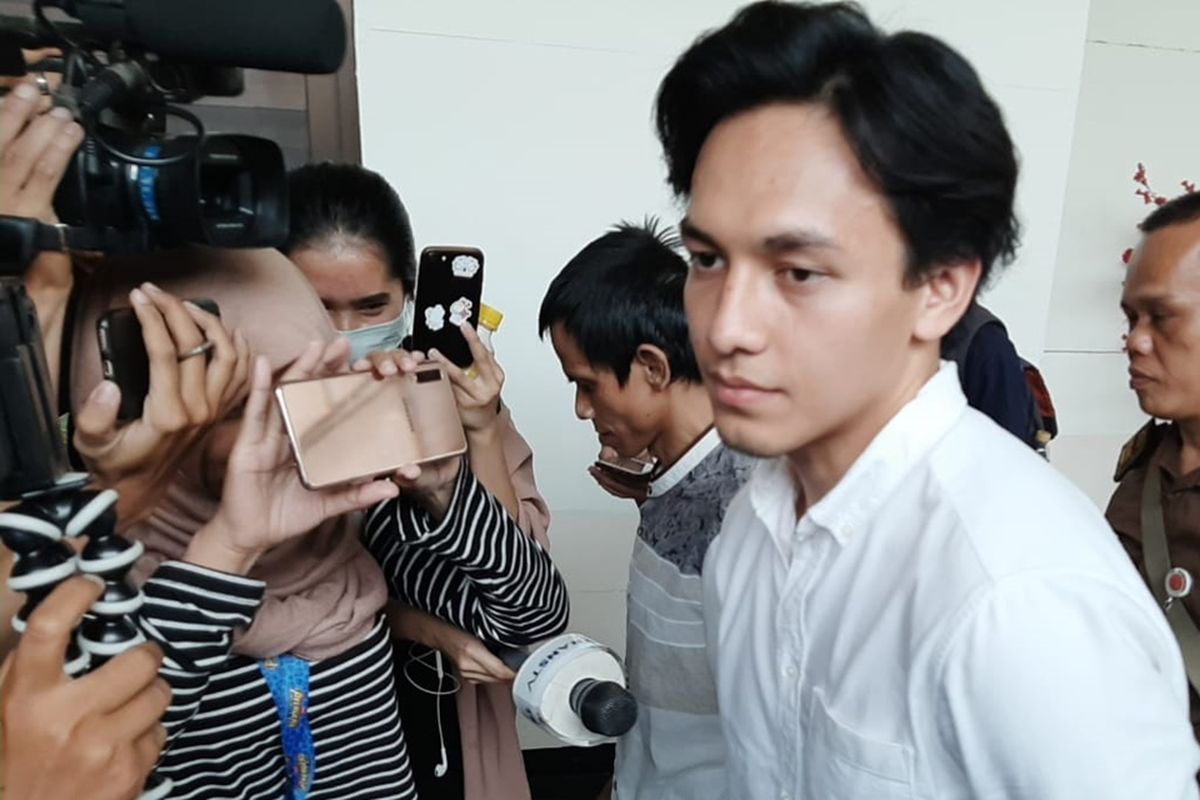 Jefri Nichol di Pengadilan Negeri Jakarta Selatan untuk jalani sidang pembacaan tuntutan, Senin (14/10/2019)