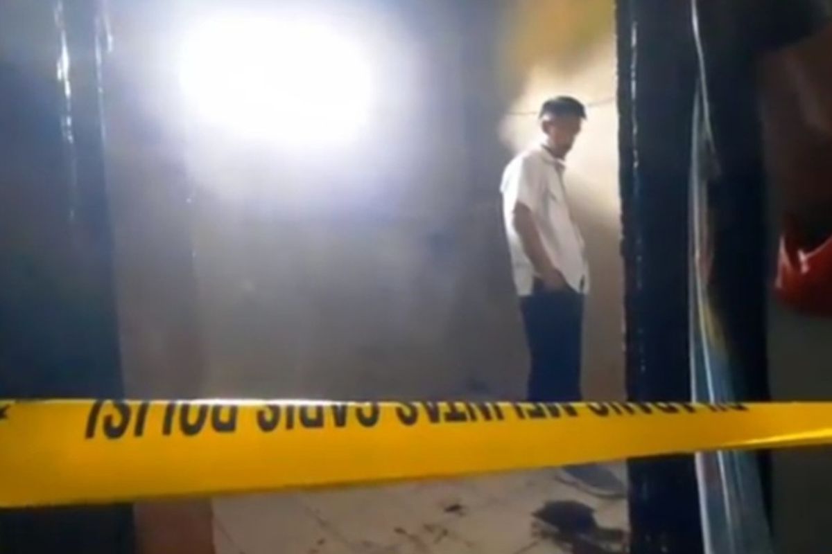 Petugas Kepolisian memeriksa lokasi kejadian kakek terbakar di rumahnya di Jamanis, Kabupaten Tasikmalaya, Jawa Barat, Rabu (26/6/2024).