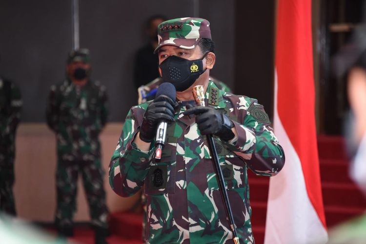 Panglima TNI Marsekal Hadi Tjahjanto saat menyerahkan laptop secara simbolis kepada petugas tracer digital dari Bintara Pembina Desa (Babinsa) TNI AD, Bintara Pembina Potensi Maritim (Babinpotmar) TNI AL, dan Bintara Pembina Potensi Dirgantara (Babinpotdirga) TNI AU di Mabes TNI, Cilangkap, Jakarta Timur, Selasa (27/7/2021).