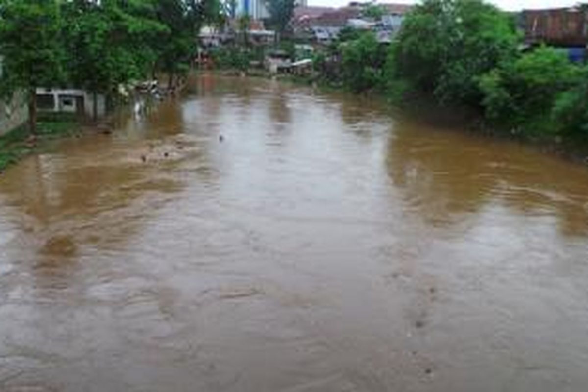 Kecamatan Rawajati, Kelurahan Pancoran, Jakarta Selatan pada Sabtu (27/12/2014) subuh terkena banjir akibat hujan deras yang mengguyur Bogor, Jawa Barat, Jumat (26/12/2014).