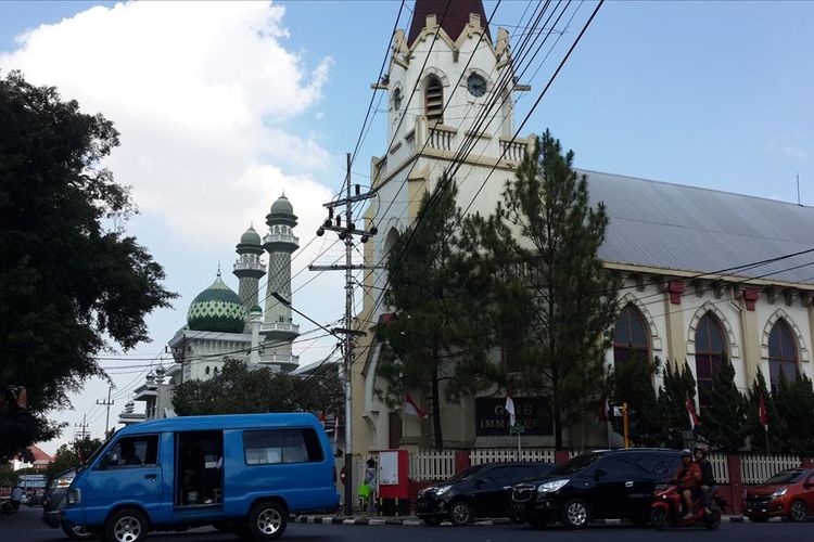 Gereja Protestan Indonesia bagian Barat (GPIB) Immanuel Kota Malang yang berdampingan dengan Masjid Agung Jami Kota Malang, Jumat (9/8/2019)
