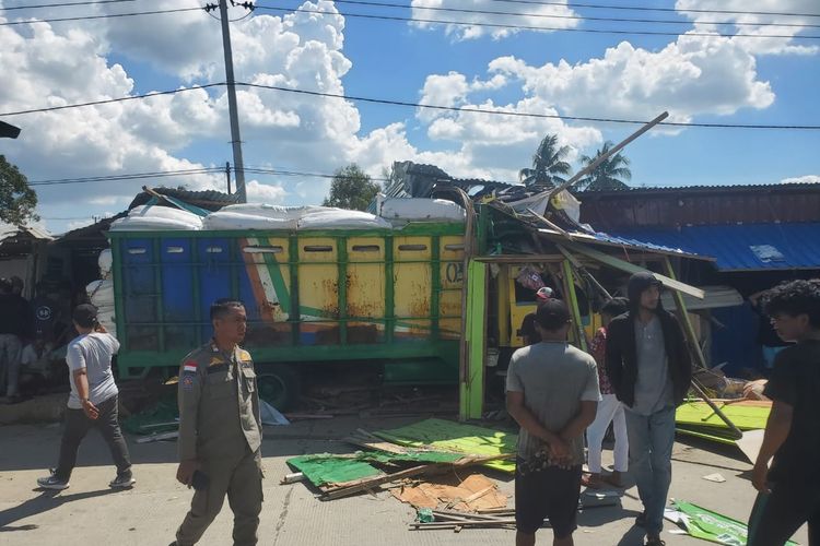 Laka lantas di kawasan pesisir jalan Lingkar Nunukan Kaltara. Akibat pecah ban, truk rumput laut banting setir dan menabrak kios warga