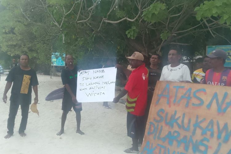 Pemilik hak ulayat palang Pulau Wayag pada Selasa (10/6/2025). Mereka melakukan protes karena izin tambang nikel akan dicabut.