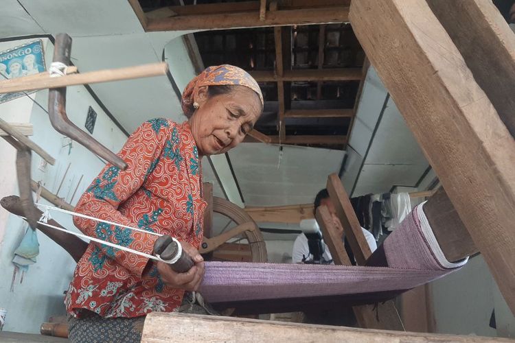 Apa saja perbedaan kegiatan ekonomi tradisional dengan kegiatan ekonomi kreatif? Bila secara umum, perbedaan kegiatan ekonomi tradisional dengan kegiatan ekonomi kreatif yakni pada bahan baku yang digunakan.