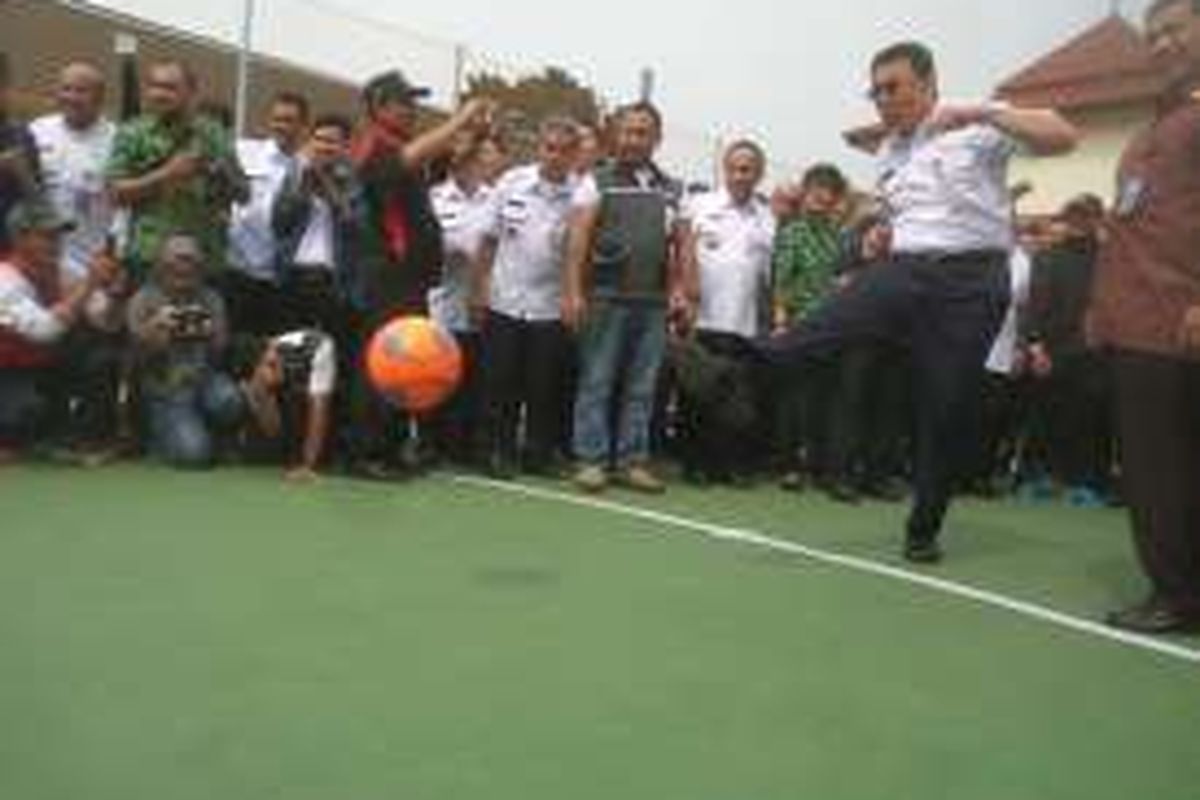 Gubernur DKI Jakarta Basuki Tjahaja Purnama menendang bola yang menandai peresmian rumah publik terpadu ramah anak (RTPRA) di Jalan Swadaya II Nomor 6 Cipinang Besar Utara Jatinegara, Jakarta Timur, Rabu (30/3/2016).
