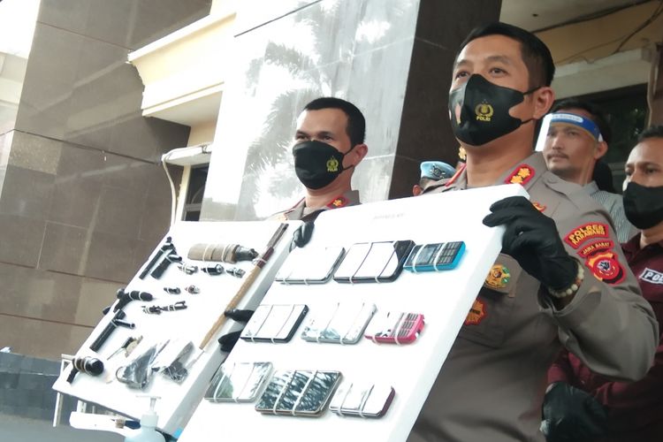 Kapolres Karawang AKBP Aldi Subartono menunjukkan barang bukti kasus pencurian kendaraan motor di Mapolres Karawang, Jumat (4/3/2022).