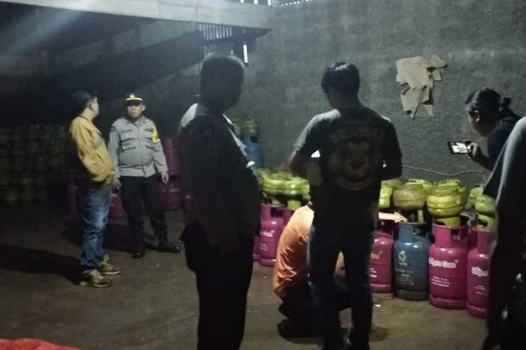 Petugas Satreskrim Polresta Tasikmalaya menggerebek gudang lokasi pengoplosan gas subsidi 3 kilogram ke tabung gas nonsubsidi 12 kilogram untuk diperjualbelikan di Jalan Mangin, Kota Tasikmalaya, Jawa Barat, Senin (27/2/2023) malam tadi.
